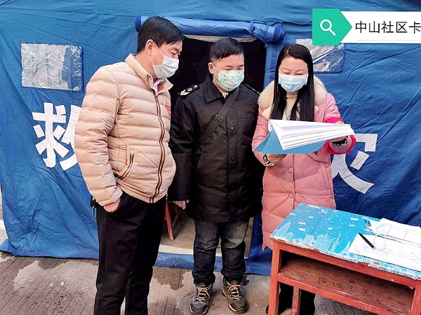 1583909081213353.jpg 潢川三小黨支部書(shū)記、副校長(zhǎng)葛中紅(右一)在防疫點(diǎn)值班.jpg