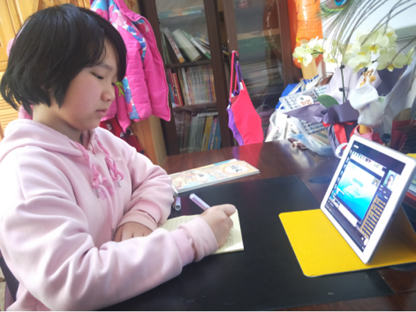 1584094264636792.png 榜樣少年:爸爸你在武漢請(qǐng)放心,我和妹妹幫你照顧好媽媽1981.png