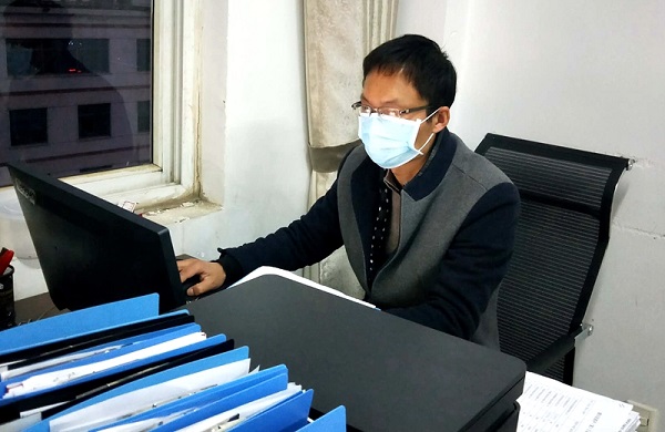 1586243098784784.jpg 圖二:彭濤正在核對物資數(shù)據(jù).jpg